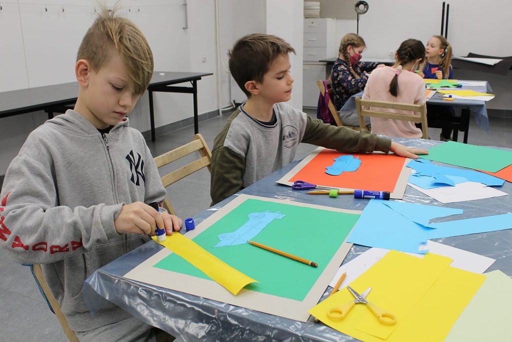 Chłopcy tworzący swoje prace z papieru