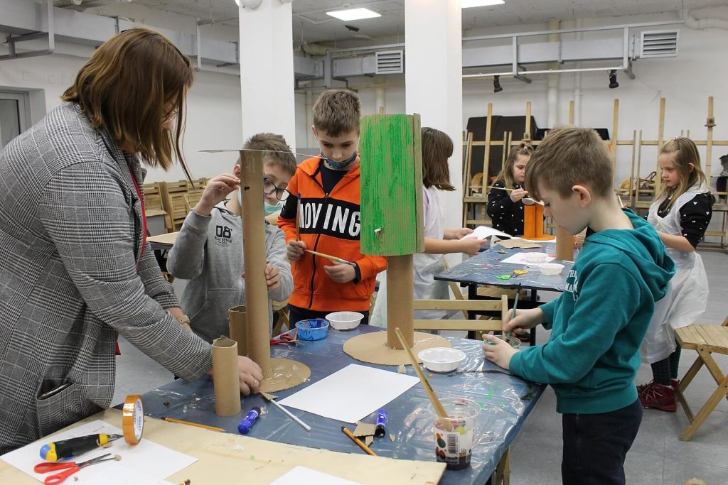 Dzieci tworzą konstrukcje z papieru