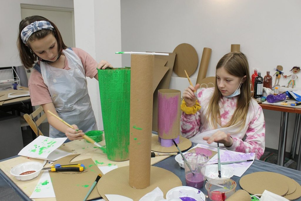 Dziewczynki tworzące konstrukcje swoich lamp