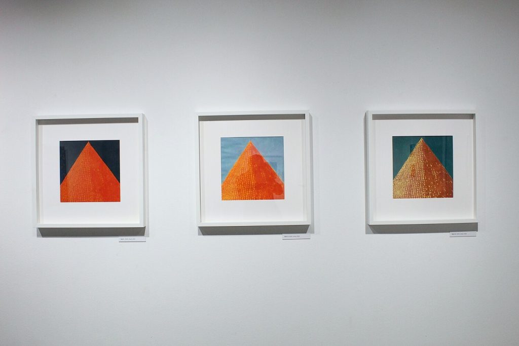 Trzy obrazy prezentowane na wystawie Kolekcja