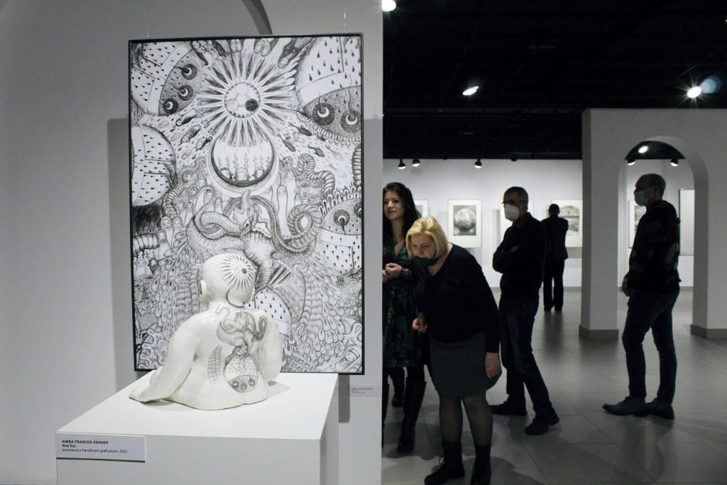 Rzeźba i obraz prezentowane w ramach wystawy Metafizyczne miejsca 