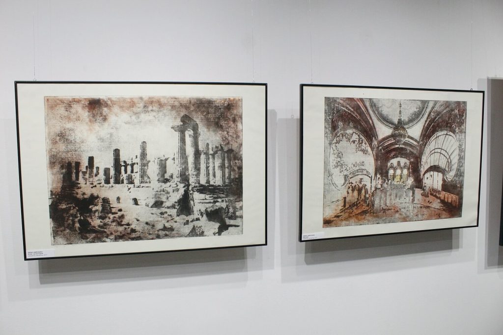 Dwa obrazy prezentowane podczas wystawy Metafizyczne miejsca