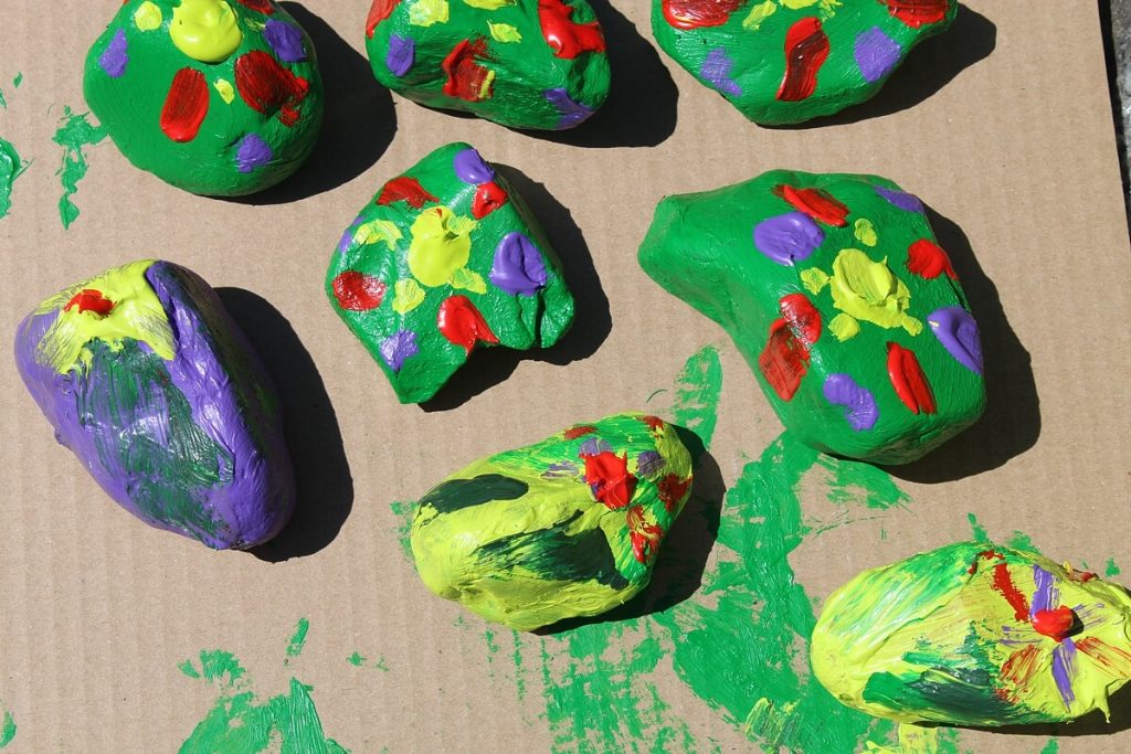Kolorowe kwiaty namalowane na kamieniach