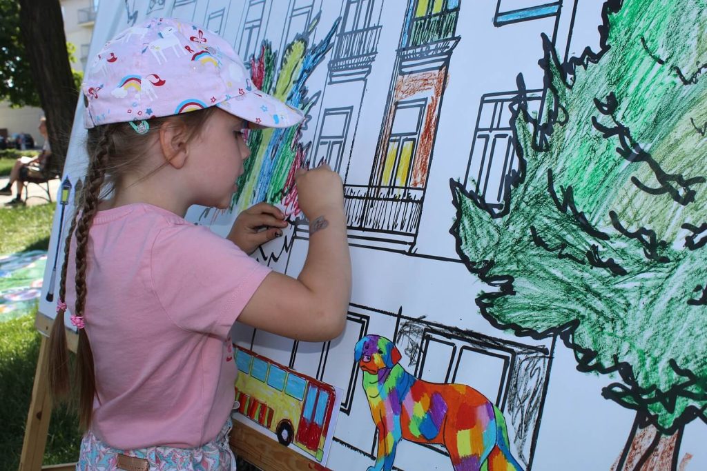 Dziewczynka koloruje budynek