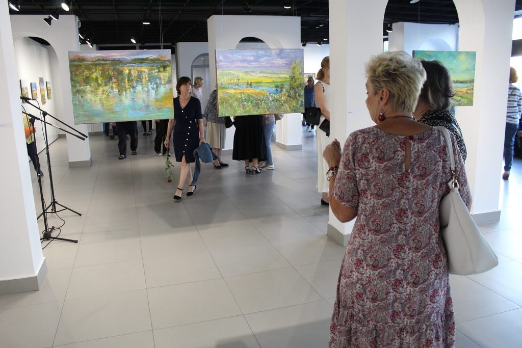 Kobiety rozmawiające na temat obrazów Anny Wąsikiewicz