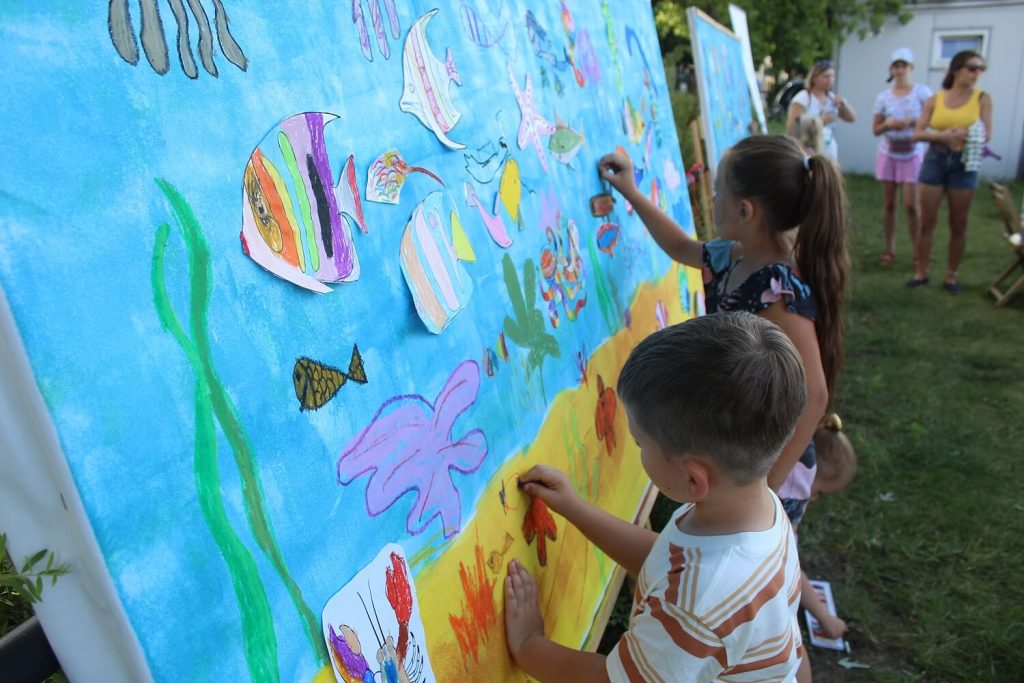 Chłopiec i dziewczynka rysują na tablicy