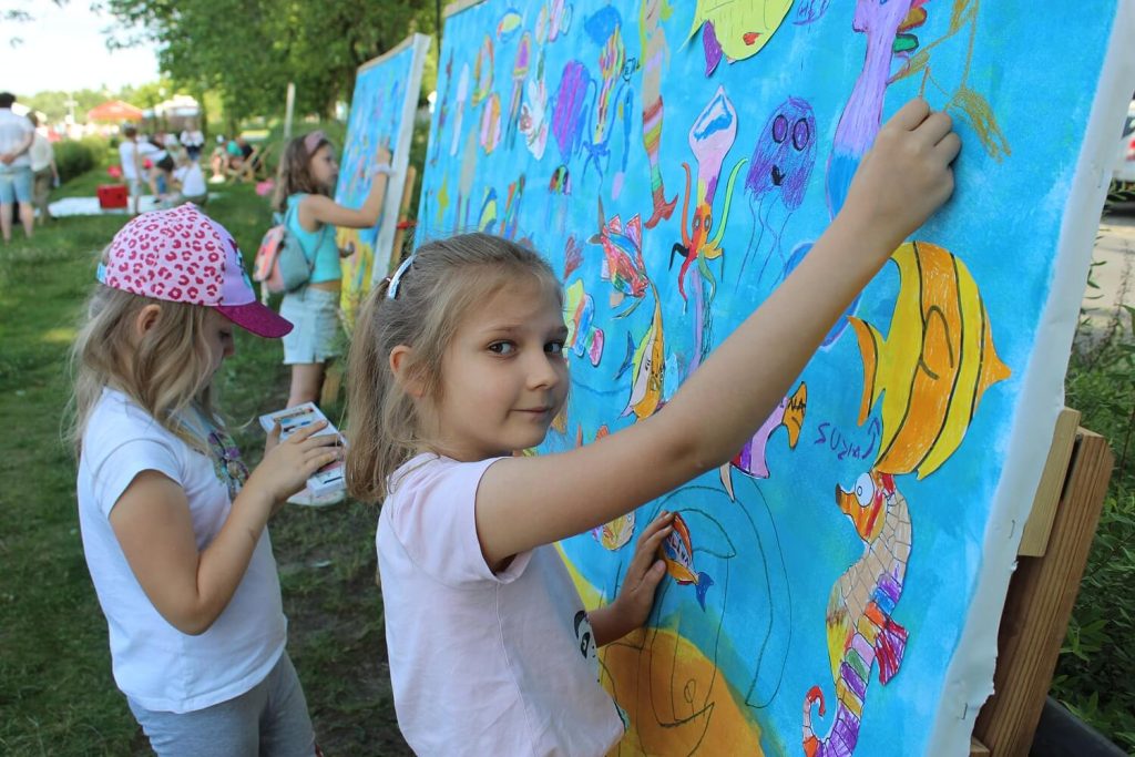 Dziewczynki rysują na tablicy