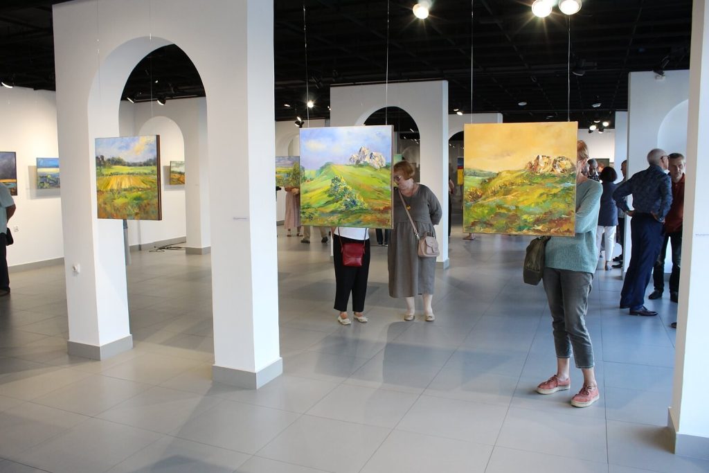 Zwiedzający podziwiają obrazy autorki wystawy