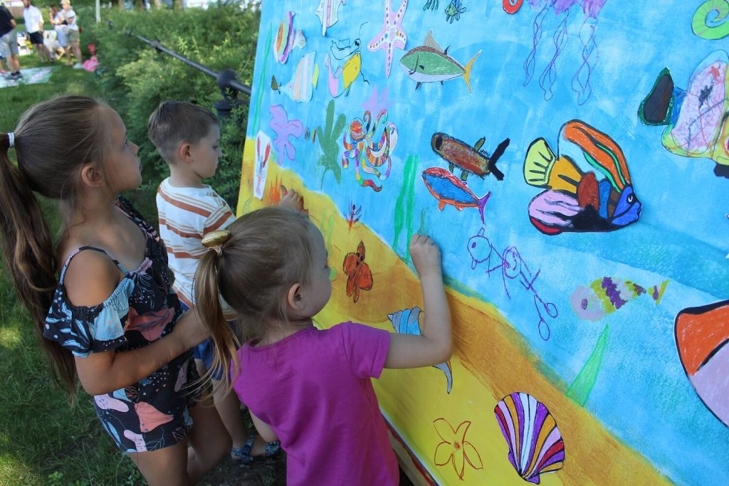 Dzieci rysują na tablicy podmorski świat