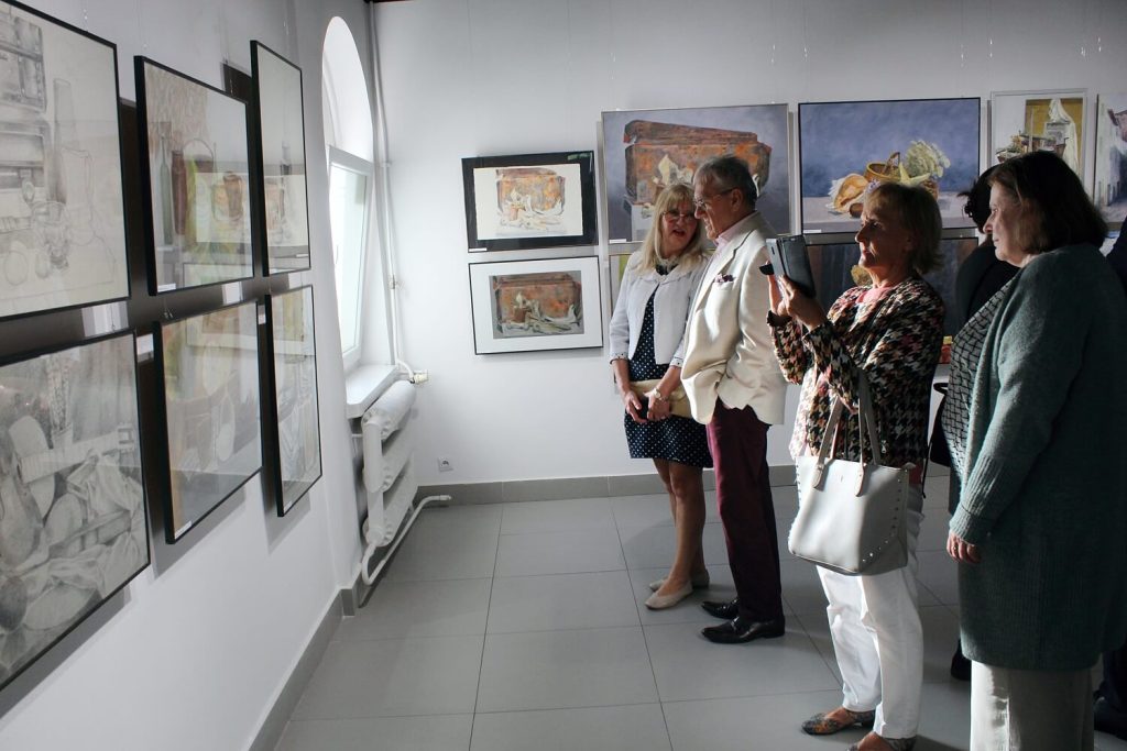Dyskusja uczestników wystawy przy obrazach podopiecznych Krzysztofa Walczewskiego 
