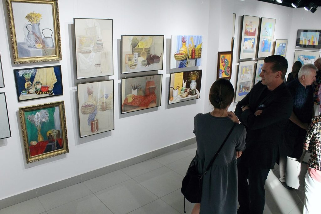 Wystawa Malarstwo i rysunek z pracowni plastycznej zaprezentowana w Mały Salonie GSW