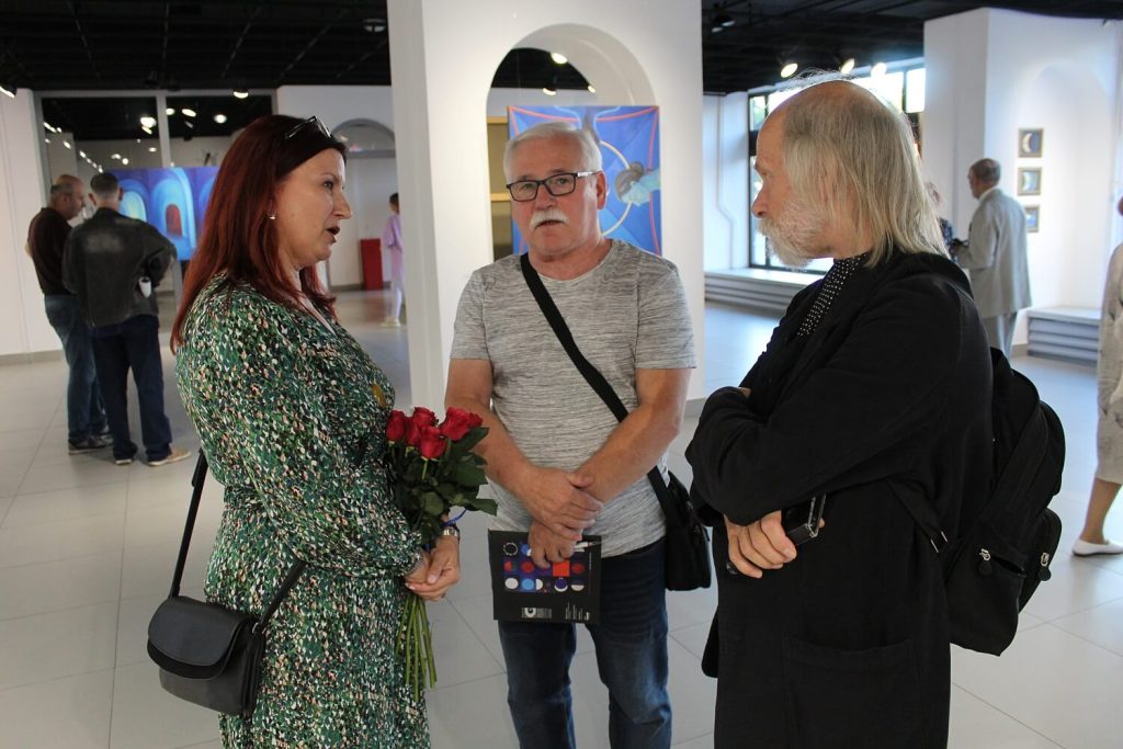 Rozmowy uczestników wystawy na temat dzieł Justyny Rebelki-Czapiewskiej