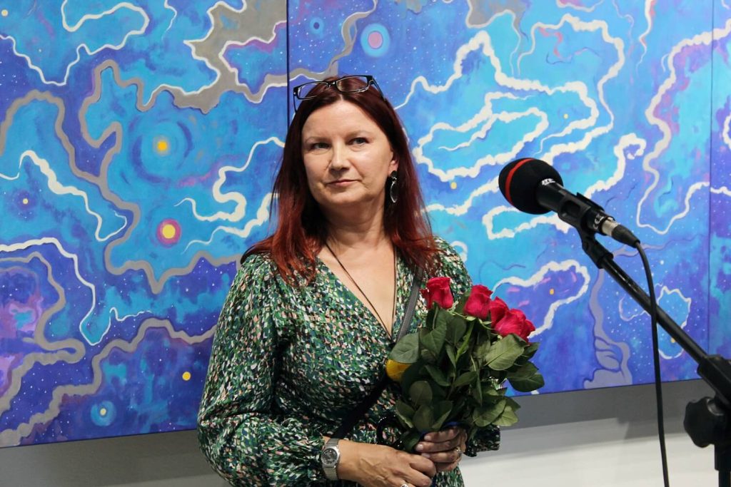 Justyna Rebelka-Czapiewska z kwiatami