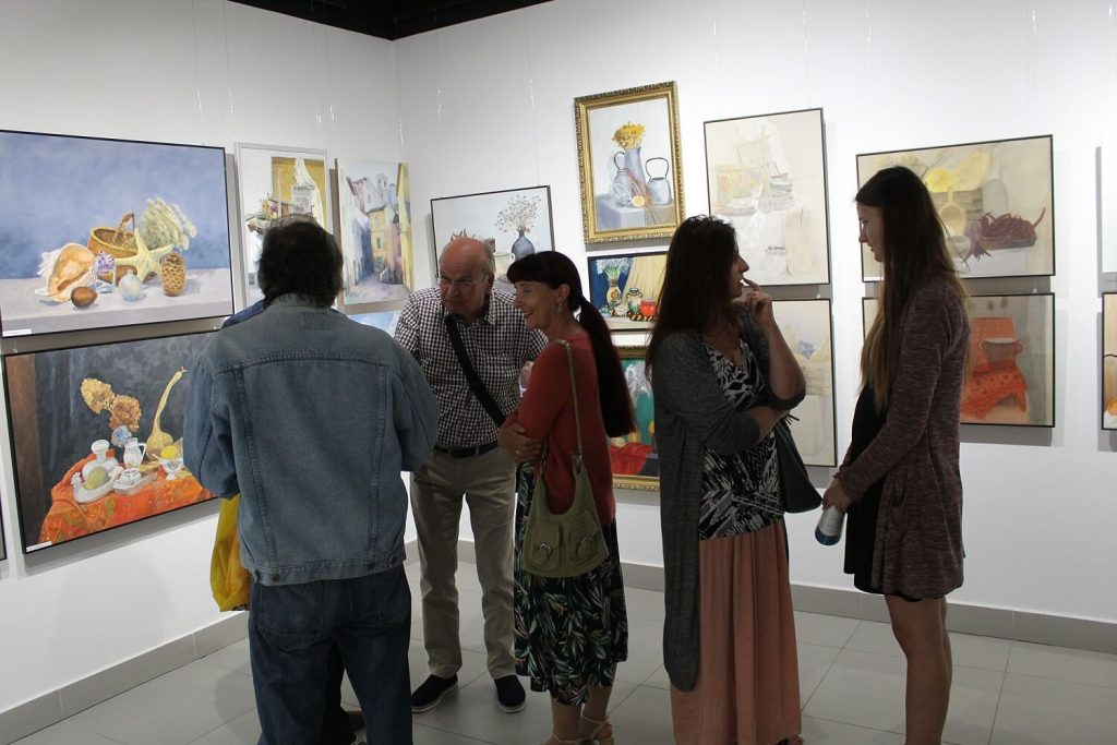 Zwiedzający wystawę podziwiają dzieła 24 twórców
