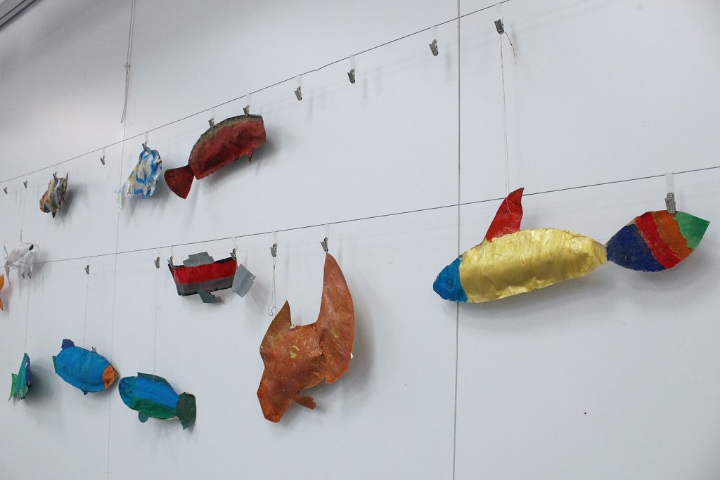Wykonane z papieru ryby pomalowane przez dzieci