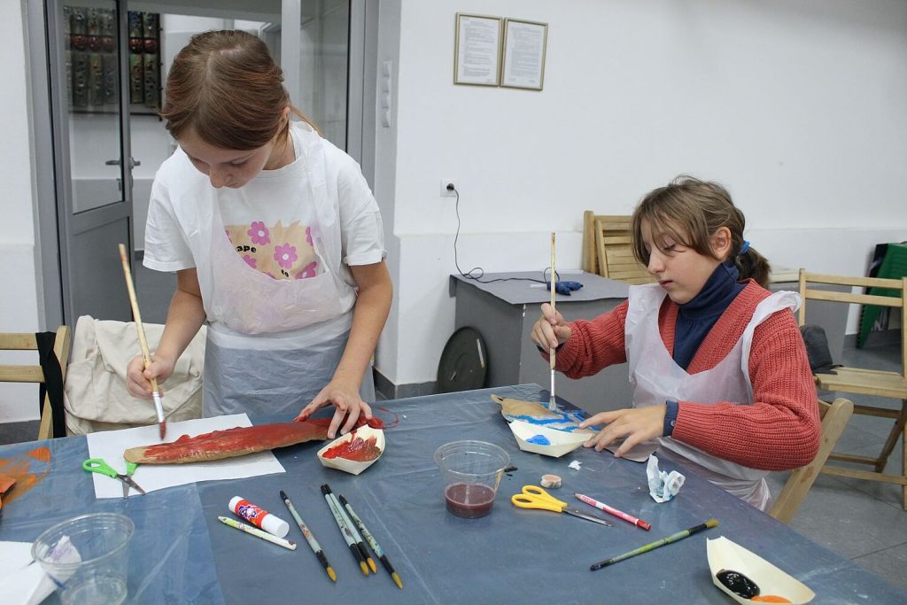 Dziewczynki malują kolorowe ryby