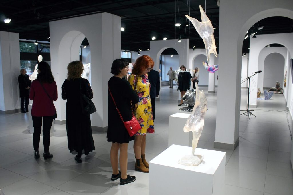 Zwiedzające kobiety podziwiające rzeźby Emilii Boguckiej