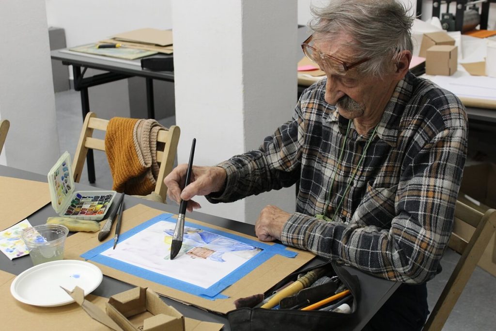 Mężczyzna tworząca akwarele w ramach warsztatu twórczego