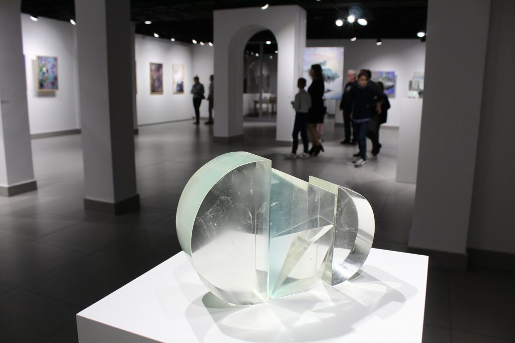 Szklana rzeźba zaprezentowana w GSW w trakcie wystawy Trzy Światy