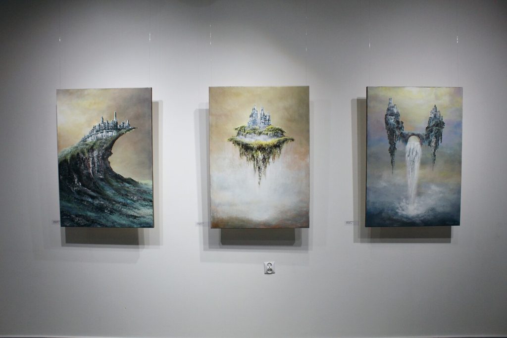 Trzy obrazy zaprezentowane w ramach wystawy Trzy Światy