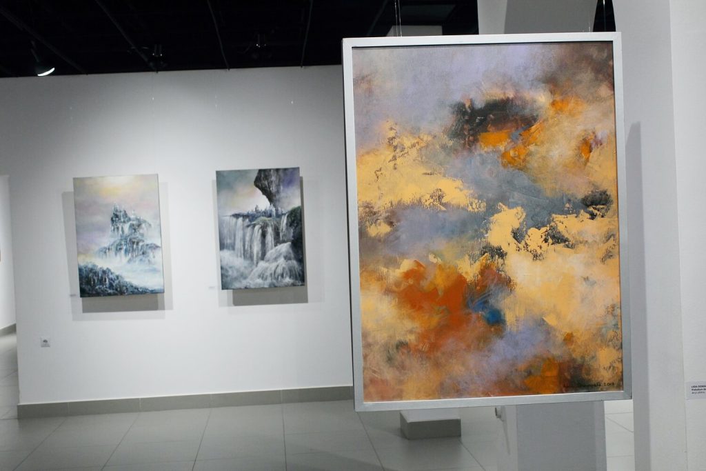 Obrazy zaprezentowane podczas wystawy Trzy Światy