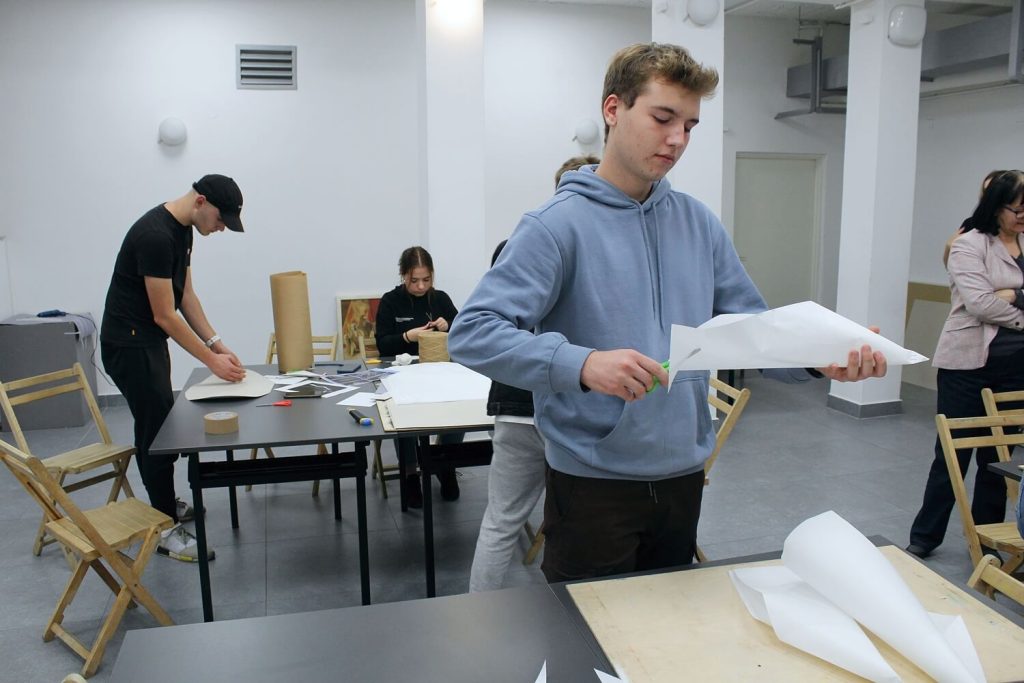 Nastolatek wycinak kształty w papierze