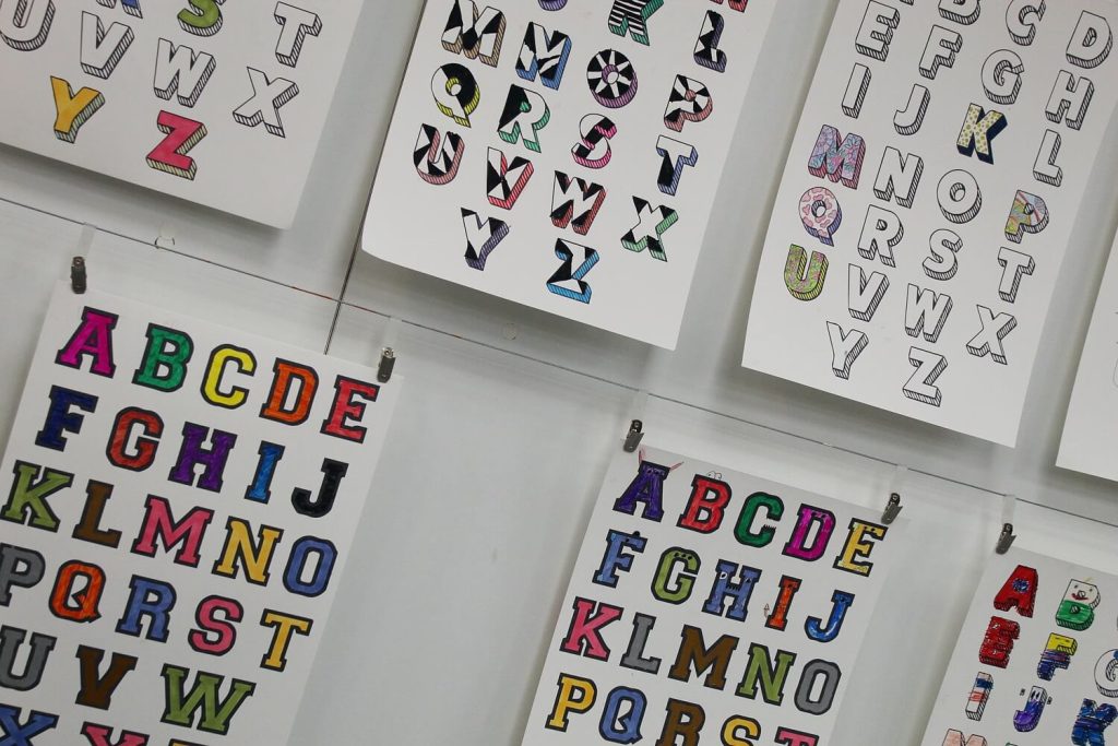 Wykonane prace prezentujące pokolorowane litery alfabetu