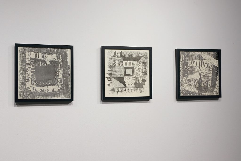 Trzy dzieła Laury Dyczko wiszące na ścianie