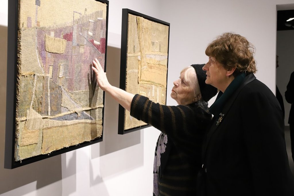Dwie kobiety rozmawiają zwiedzając wystawę Laury Dyczko