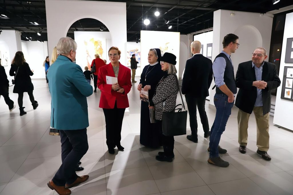 Osoby zwiedzające wystawę Katarzyny Kręcickiej