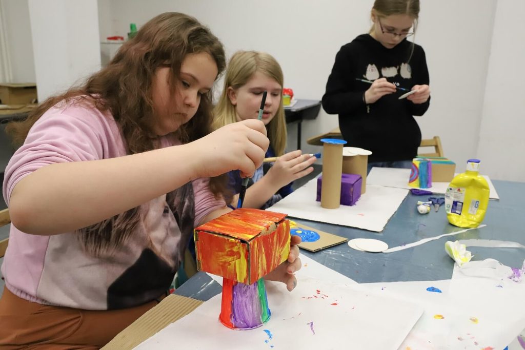 Dziewczynki malują elementy stacji polarnej