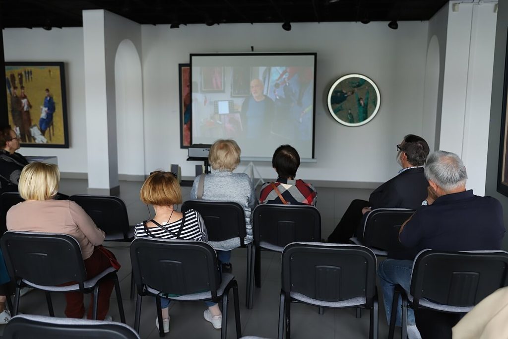 Uczestniczy oglądają prezentację multimedialną związaną z Waldemarem Marszałkiem