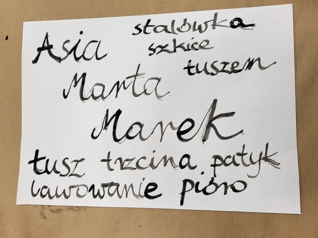 Tekst napisany przy użyciu tuszu do rysowania w trakcie warsztatu