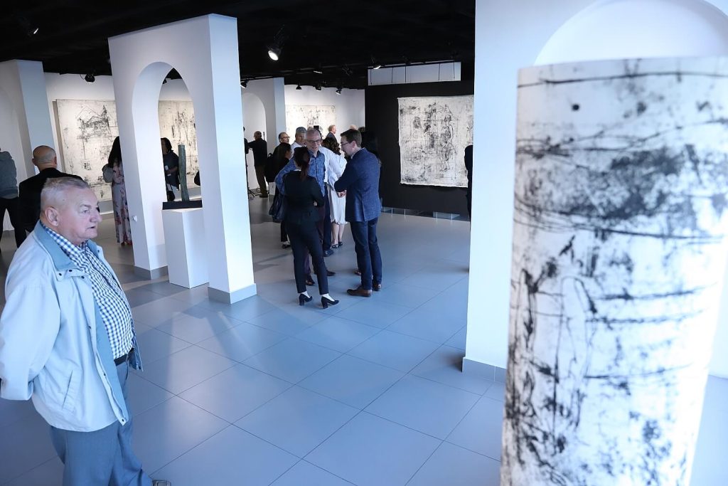 Wystawa Grzegorza Bieniasa w trakcie zwiedzania przez gości