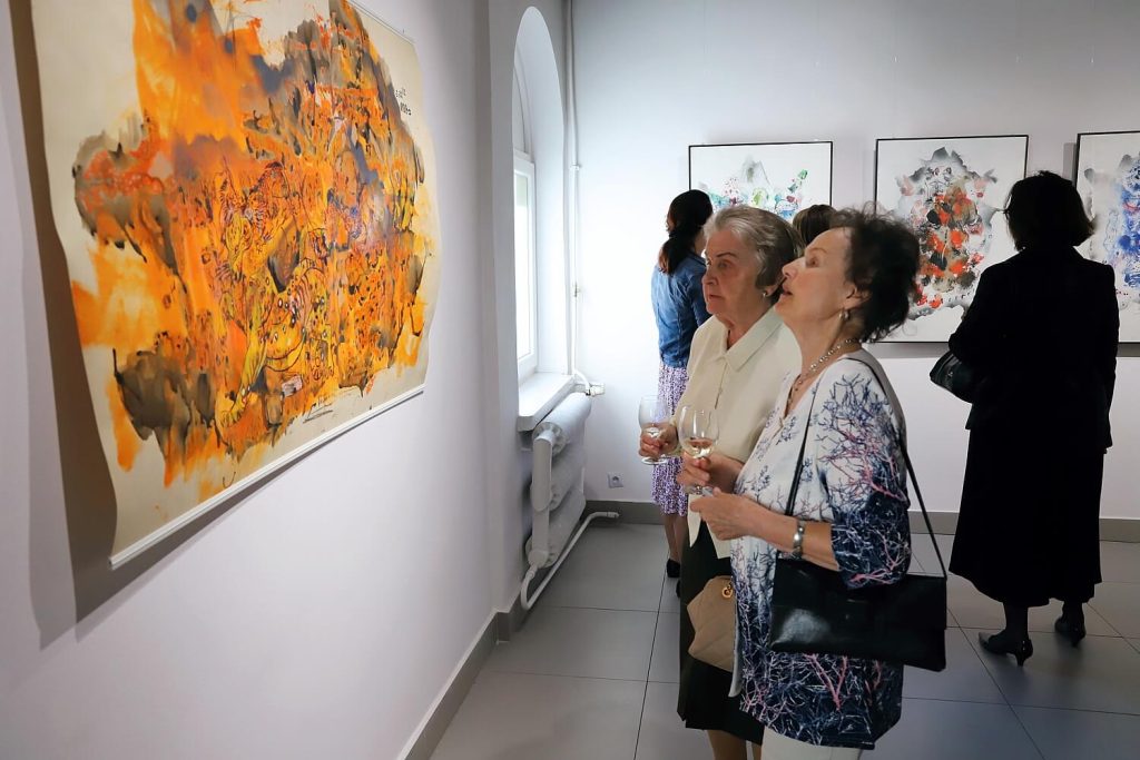 Kobiety podziwiają dzieła Malwiny Bienias