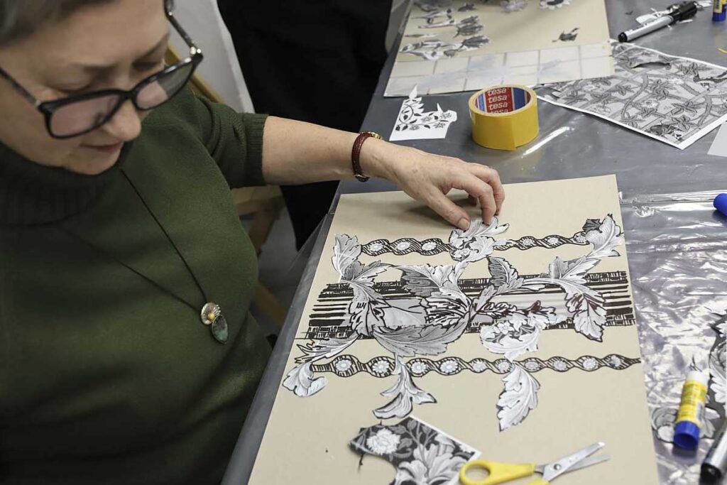 kobieta tworzy swój projekt tapety