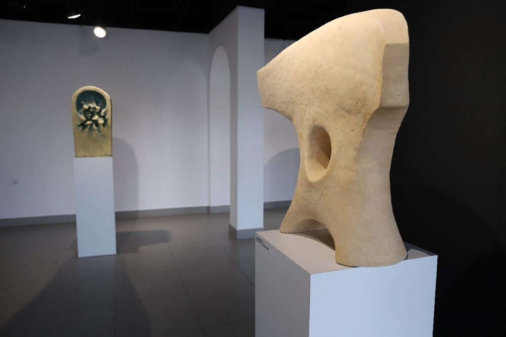 Fragment ekspozycji w dużej sali wystawowej