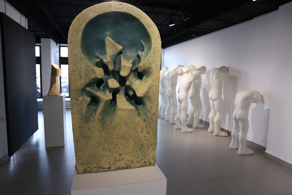 Fragment ekspozycji w dużej sali wystawowej