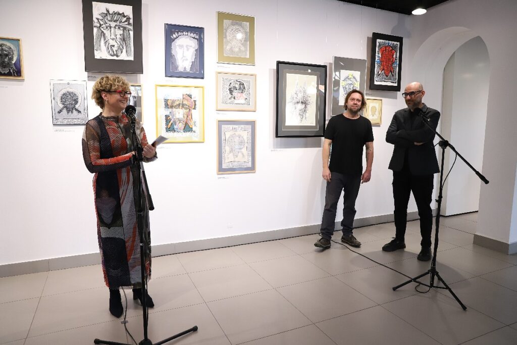 Dyrektor Galerii wraz z autorami wystawy podczas uroczystego wernisażu