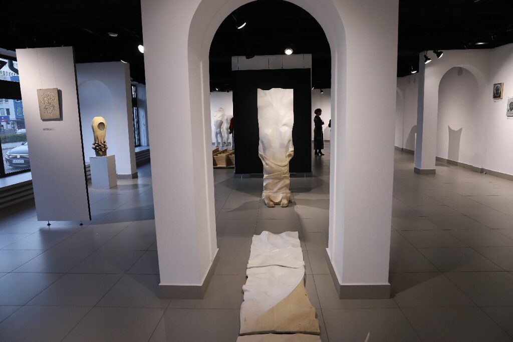 Fragment ekspozycji w dużej sali wystawowej
