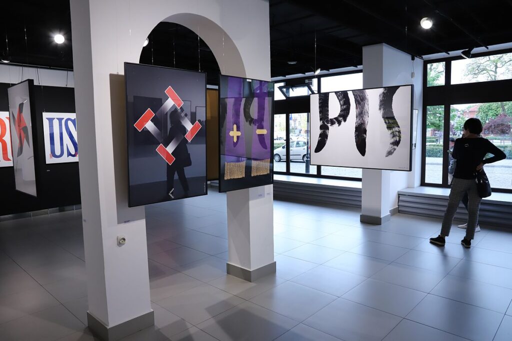 fragment ekspozycji w dużej sali wystawowej