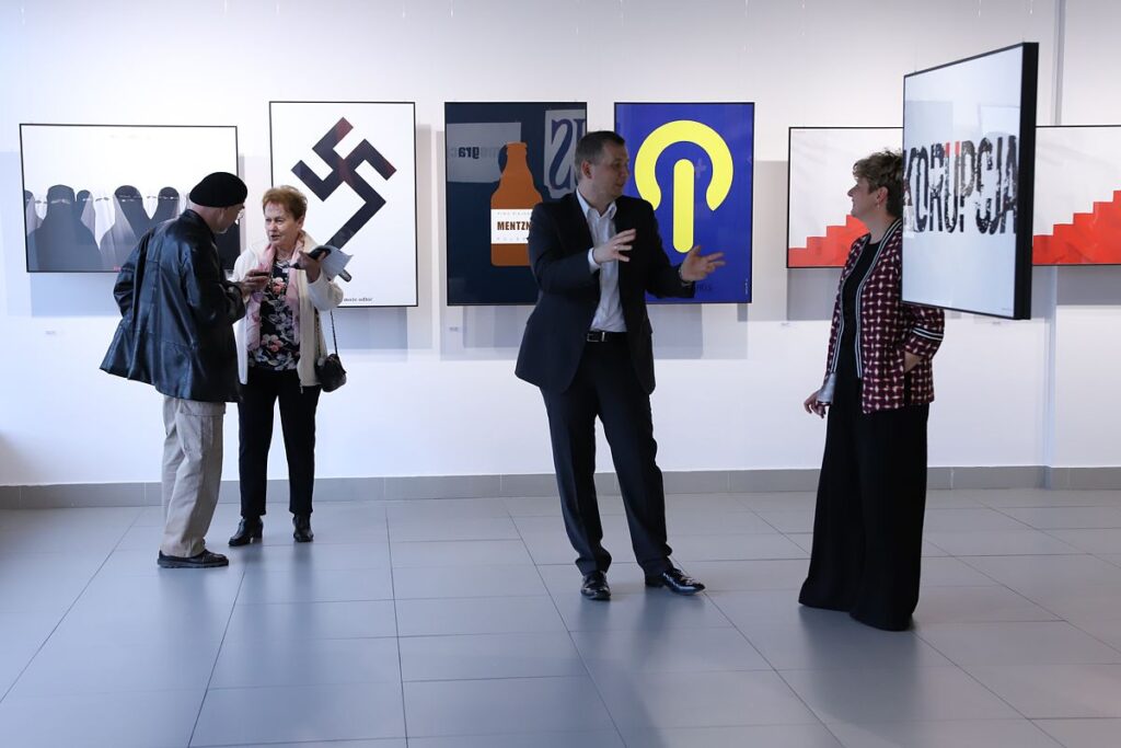 zwiedzający wystawę w przestrzeni dużej sali wystawowej