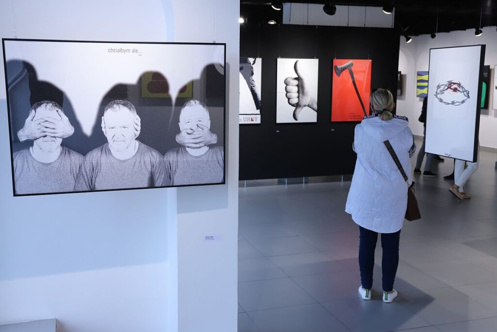 fragment ekspozycji w dużej sali wystawowej