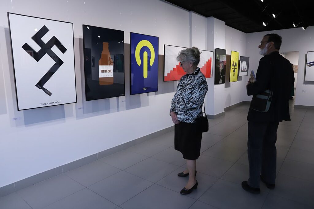 zwiedzający wystawę w przestrzeni dużej sali wystawowej