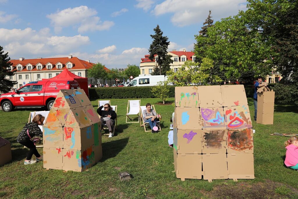uczestnicy animacji plastycznych podczas pracy