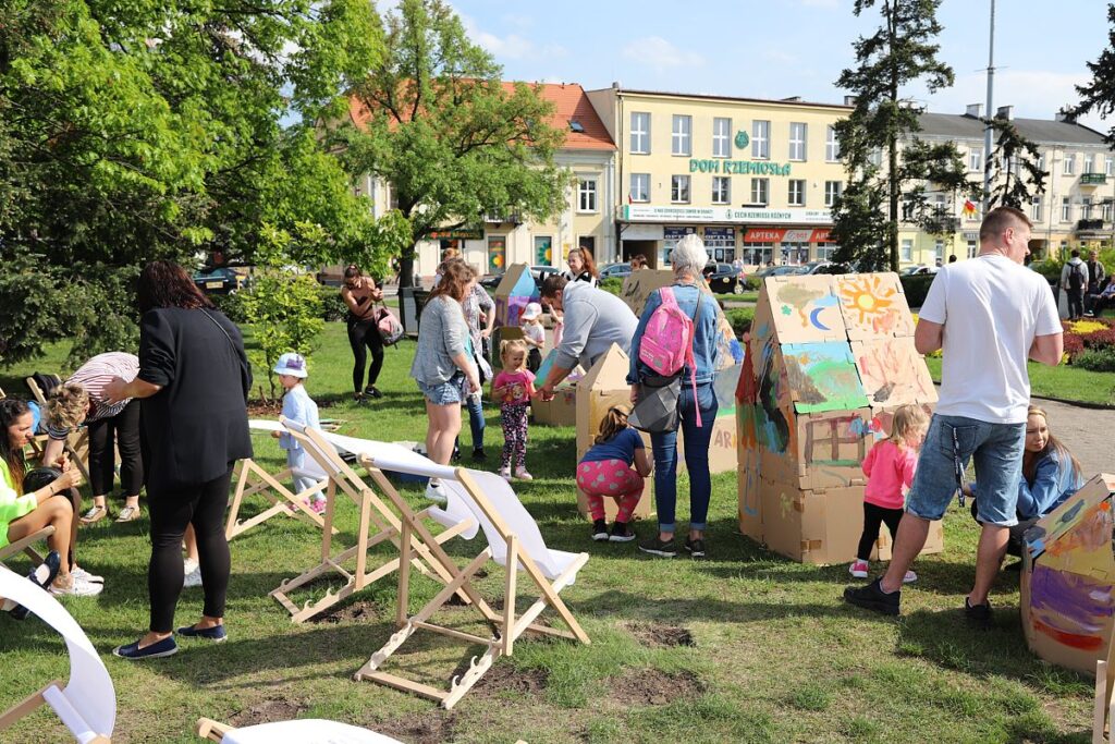 uczestnicy animacji plastycznych podczas pracy