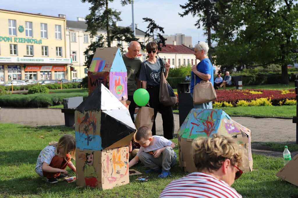 uczestnicy animacji plastycznych podczas pracy