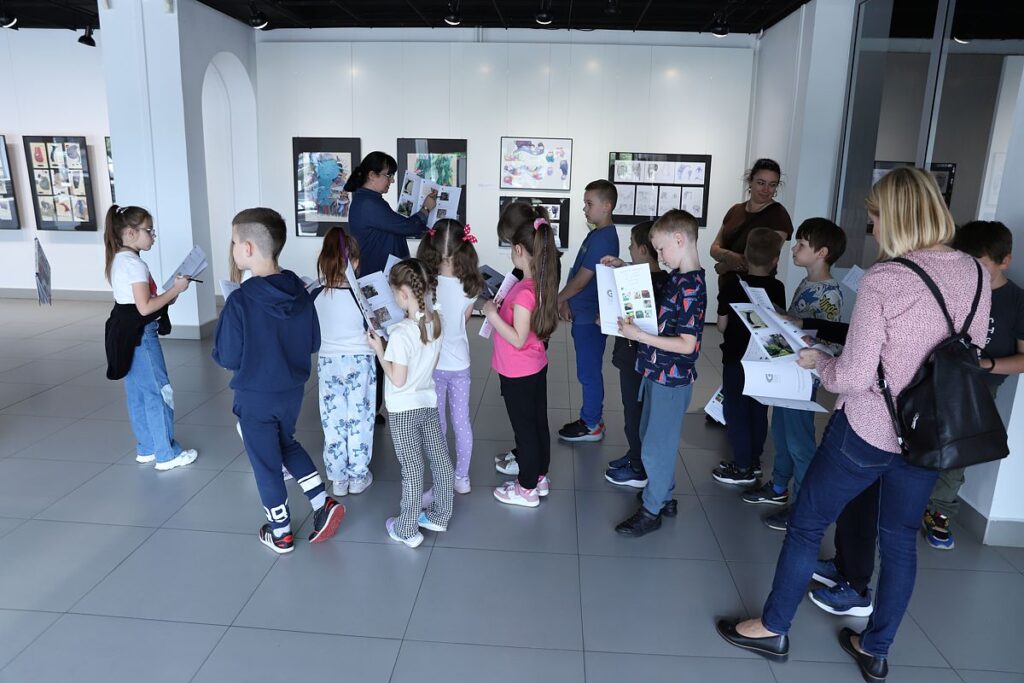 uczestnicy lekcji na ekspozycji w przestrzeni sali wystawowej w galerii
