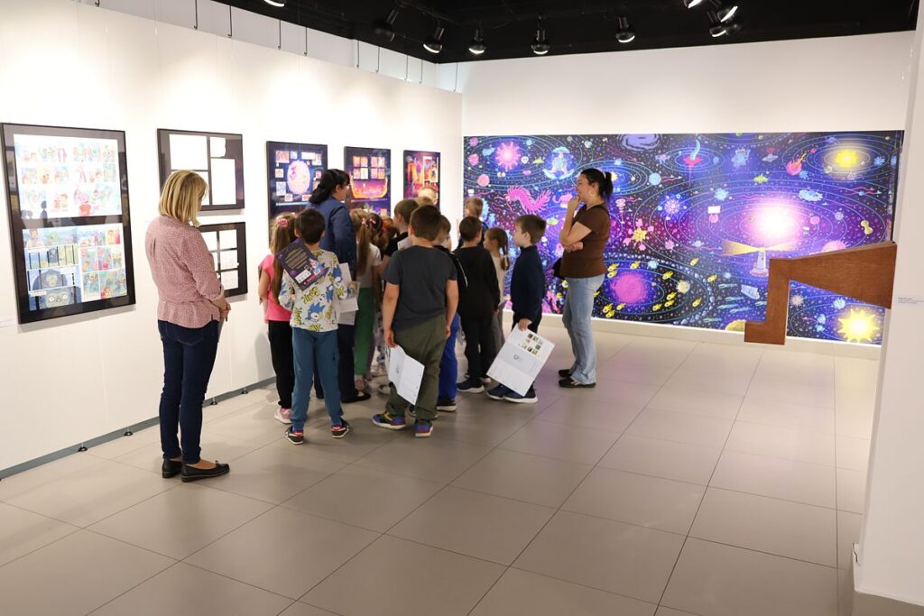 uczestnicy lekcji na ekspozycji w przestrzeni sali wystawowej w galerii